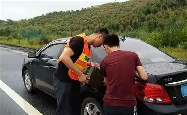 凤庆县救援拖车电话号码，24小时拖车公司怎么收费的