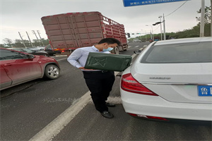 合山救援拖车电话号码，24小时拖车平台怎么收费的